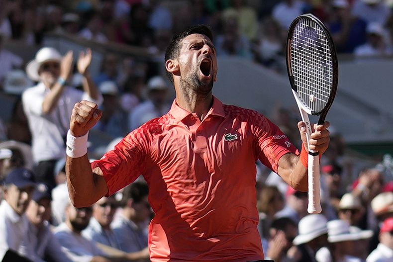 Novak Djokovic asegura un punto en el encuentro de tercera ronda ante el español Alejandro Davidovich Fokina en el Abierto de Francia el viernes dos de junio del 2023. (AP Foto/Christophe Ena)