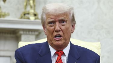 El presidente Donald Trump habla mientras se reúne con el secretario general de la OTAN, Mark Rutte, en el Despacho Oval de la Casa Blanca en Washington, jueves 13 de marzo de 2025. (Pool via AP)