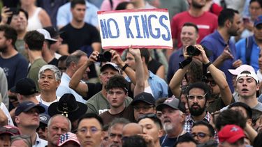 Una protesta en contra del gobierno del presidente Donald Trump en Washington el 14 de junio del 2025. (AP foto/Julia Demaree Nikhinson)