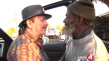 americateve | Imagen tomada de un video provisto por la televisora KRON-TV, del viernes 20 de diciembre de 2013, en la que aparece el guitarrista Carlos Santana (izquierda) con su ex compa&ntilde;ero de banda Marcus Malone en las calles de Oakland, California. (Foto AP