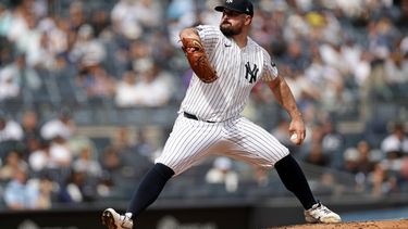 El abridor Carlos Rodón de los Yankees de Nueva York lanza ante los Rays de Tampa Bay, el martes 22 de septiembre de 2026, en Nueva York. (AP Foto/Adam Hunger)