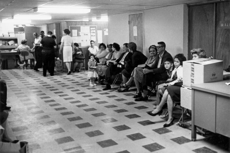 ARCHIVO - Exiliados cubanos esperan a ser procesados en el centro de refugiados cubanos en Miami, el 12 de abril de 1963. (AP Foto, archivo)