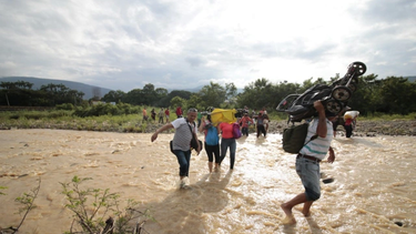 La gente cruza de San Antonio del Táchira en Venezuela a Cúcuta en Colombia a través de “trochas”, senderos ilegales, cerca del puente internacional Simón Bolívar, el 20 de noviembre de 2019, después de que el gobierno colombiano ordenó el cierre de la