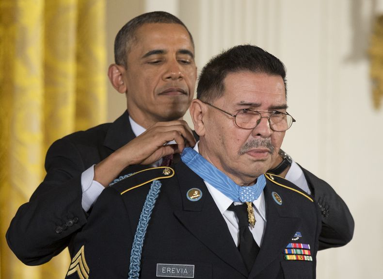 El presidente Barack Obama coloca la Medalla de Honor a Santiago Erevia especialista del Ejpercito, durante una ceremonia en la Casa Blanca, Washington, el martes 18 de marzo de 2014. Obama impuso la Medalla de Honor a 24 soldados de minor&iacute;as por a
