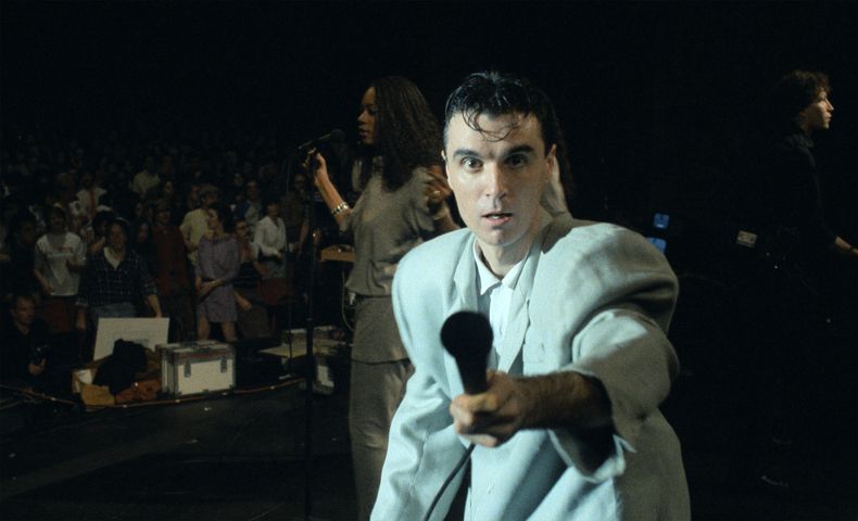 En esta imagen proporcionada por A24, David Byrne en una escena de Stop Making Sense. (Jordan Cronenweth/A24 vía AP)