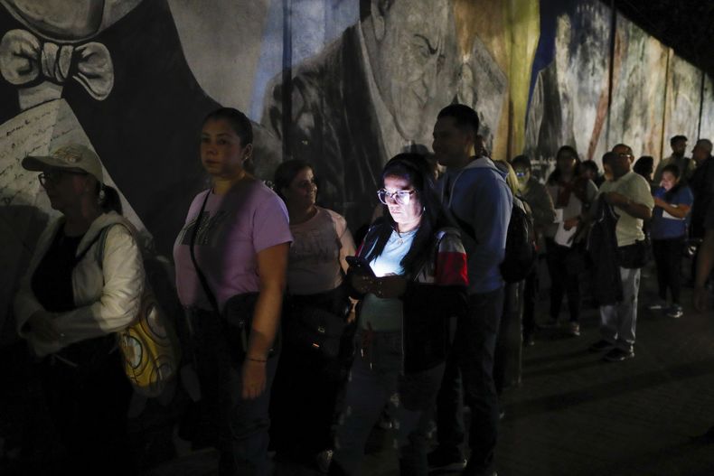 Los votantes hacen fila en una mesa de votación antes de la apertura de las urnas para las elecciones presidenciales en Caracas, Venezuela, el domingo 28 de julio de 2024. (AP Foto/Cristian Hernández)