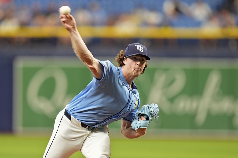 El abridor de los Rays de Tampa Bay Ryan Pepiot lanza en la primera entrada del juego ante los Angelinos de Los Ángeles en el juego de la MLB del jueves 18 de abril del 2024. (AP Foto/Chris OMeara)