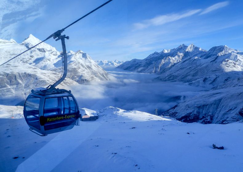 Una góndola vacía en Zermatt, Suiza, el 3 de diciembre de 2020. (AP Foto/Jamey Keaten, Archivo)