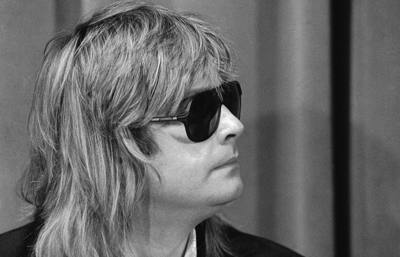 ARCHIVO - El cantante Ozzy Osbourne aparece en una conferencia de prensa para decirles a los periodistas que su canción Suicide Solution fue malinterpretada y es anti-suicidio, en Los Ángeles el 21 de enero de 1986. (Foto AP/Lacy Atkins, archivo)
