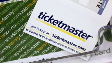 Boletos y cupones de Ticketmaster en una taquilla en San José, California, el 11 de mayo de 2009. (AP Photo/Paul Sakuma)