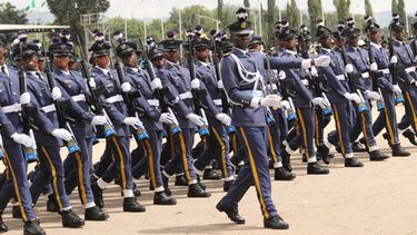 ARCHIVO - Soldados de la Fuerza Aérea nigeriana marchan en las celebraciones por el 62do aniversario de la independencia de Nigeria, en Abuya, Nigeria, el 1 de octubre de 2022. (AP Foto/Emmanuel Osodi, Archivo)