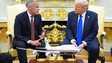 El primer ministro canadiense Mark Carney con el presidente estadounidense Donald Trump en la Oficina Oval en la Casa Blanca en Washington el 7 de octubre del 2025. (AP foto/Evan Vucci)