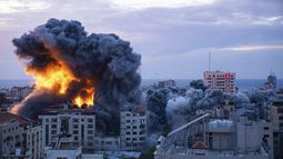 Fuego y humo se elevan tras un ataque aéreo israelí el sábado 7 de octubre de 2023, en la Ciudad de Gaza. (AP Foto/Fatima Shbair)