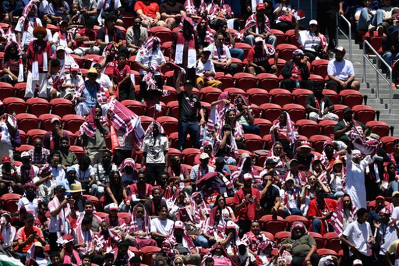 Aficionados en la tribuna disfrutan del partido por el Grupo B del Mundial entre Qatar y Suiza, el sábado 13 de junio de 2026, en Santa Clara, California. (AP Foto/Eakin Howard)