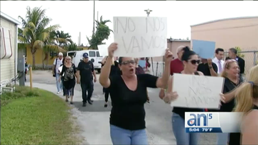 se lanzan a las calle los vecinos sunny gardens bajo amenaza de desalojo