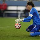 El arquero mexicano Guillermo Ochoa domina un balón en el partido contra Estados Unidos por las semifinales de la Liga de Naciones de la CONCACAF, el jueves 15 de junio de 2023, en Las Vegas. (AP Foto/John Locher)