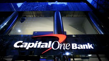 En esta imagen del 7 de mayo de 2009, se muestra una sucursal de Capital One Bank en Nueva York. (AP Foto/Mark Lennihan, Archivo)