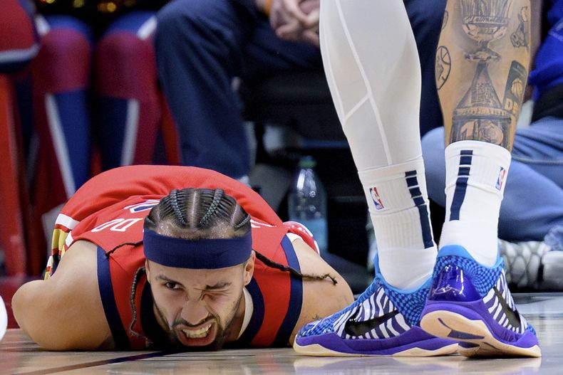 El boricua José Alvarado, base de los Pelicans de Nueva Orleáns, se lamenta después de llevarse un golpe en el partido del lunes 4 de noviembre de 2024, ante los Trail Blazers de Portland (AP Foto/Matthew Hinton)