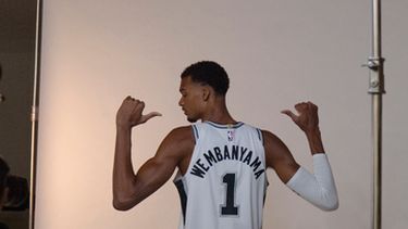 Victor Wembanyama, de los Spurs de San Antonio, posa para fotos durante el Día de Medios del equipo de la NBA, el lunes 28 de septiembre de 2028, en San Antonio. (AP Foto/Darren Abate)