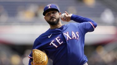 Martín Pérez de los Rangers de Texas lanza ante los Piratas de Pittsburgh, el miércoles 24 de mayo de 2023. (AP Foto/Gene J. Puskar)