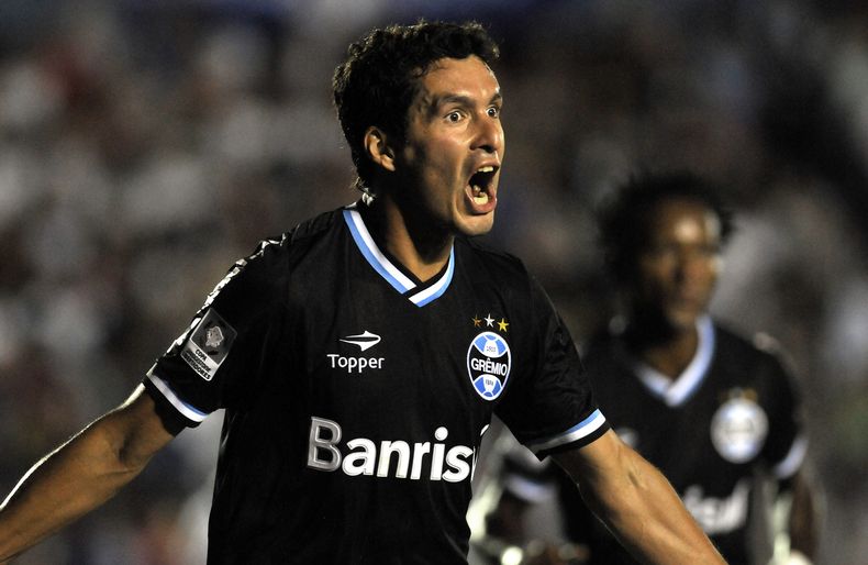 El paraguayo Cristian Riveros festeja su gol con el Gremio de Brasil en un cotejo de la Copa Libertadores frente al Nacional de Uruguay, el jueves 13 de febrero de 2014, en Montevideo (AP Foto/Matilde Campodonico)
