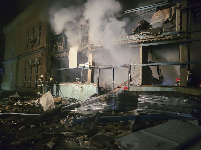 Foto tomada después de un ataque de cohetes rusos en Odesa, Ucrania, el 6 de noviembre de 2023. Foto proveida por la Municipalidad de Odesa. (Municipalidad de Odesa via AP)