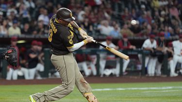 Manny Machado, de los Padres de San Diego, pega un sencillo de dos carreras en el encuentro del martes 4 de agosto de 2026, ante los Diamondbacks de Arizona (AP Foto/Ross D. Franklin)