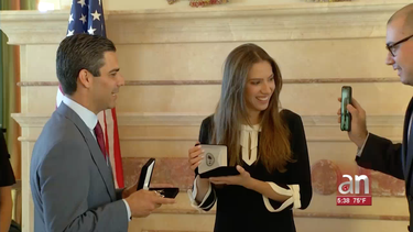 el presidente interino de venezuela, juan guaido, y su esposa fabiana rosales recibieron las llaves de la ciudad de miami de manos del alcalde francis suarez.
