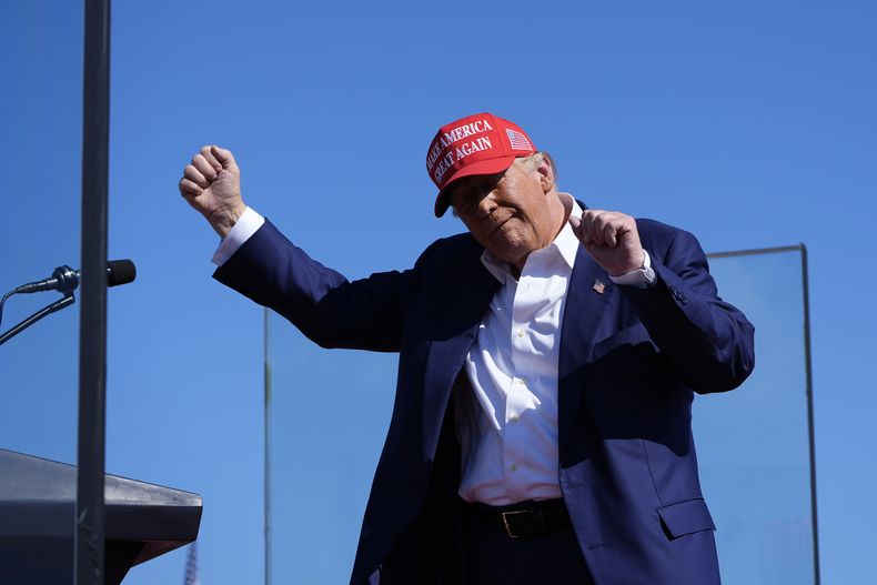 El candidato presidencial republicano y expresidente Donald Trump baila durante un acto de campaña en el Aeropuerto Internacional de Wilmington, el sábado 21 de septiembre de 2024, en Wilmington, Carolina del Norte. (AP Foto/Alex Brandon)