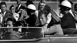 El presidente John F. Kennedy en el automóvil en Dallas, Texas, el 22 de noviembre de 1963, poco antes de ser asesinado. (AP foto/Jim Altgens)