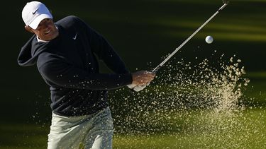 Rory McIlroy desde el bunker del 14to hoyo del Wells Fargo Championship en el campo del Quail Hollow Club, el jueves 4 de mayo de 2023, en Charlotte. (AP Foto/Chris Carlson)