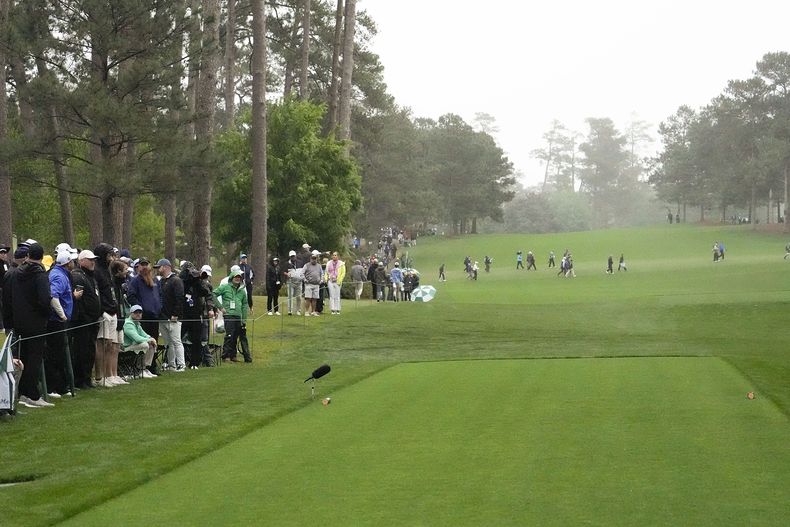 ARCHIVO - Los espectadores esperan la actividad de la segunda ronda del Masters de Augusta, Georgia, el sábado 8 de abril de 2023 (AP foto/Mark Baker)