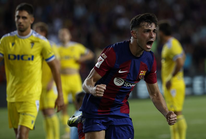 Pedri celebra tras anotar el primer gol del Barcelona en la victoria 2-0 ante el Cádiz en la Liga española, el domingo 20 de agosto de 2023, en Barcelona. (AP Foto/Joan Monfort)