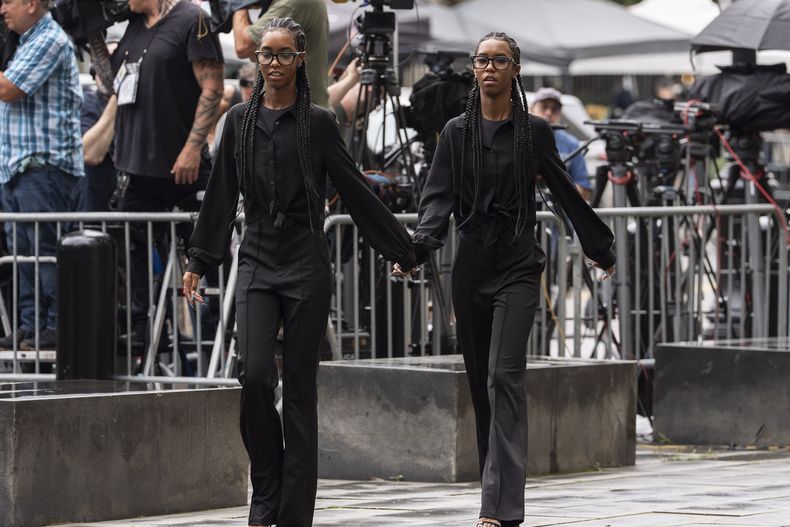 Dlila Combs y Jessie Combs, hijas de Sean Diddy Combs, llegan a la corte el miércoles 2 de julio de 2025, en Nueva York. (Foto AP/Yuki Iwamura)