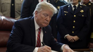 Trump veta rechazo del Congreso a recursos para el muro