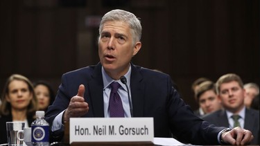 el juez neil gorsuch supera la primera prueba en el senado
