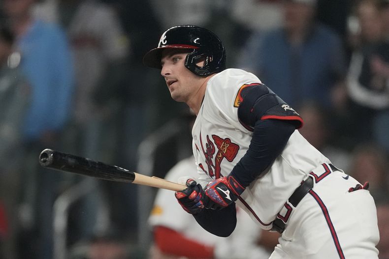 Austin Riley, de los Bravos de Atlanta, empuja la carrera de la ventaja con un sencillo el sábado 6 de abril de 2024, en el juego ante los Diamondbacks de Arizona (AP Foto/John Bazemore)