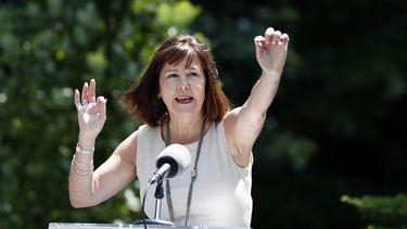 Karen Pence instala colmena en residencia oficial