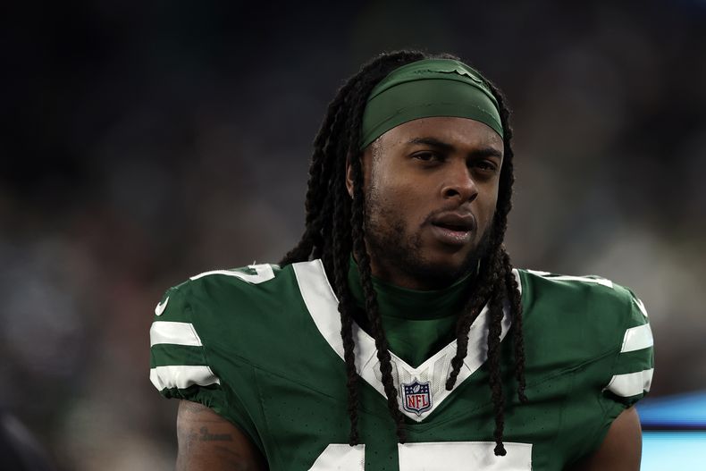ARCHIVO - El receptor abierto de los Jets de Nueva York, Davante Adams (17), reacciona durante un partido de fútbol americano de la NFL contra los Dolphins de Miami, el domingo 5 de enero de 2025, en East Rutherford, Nueva Jersey (AP Foto/Adam Hunger, archivo)
