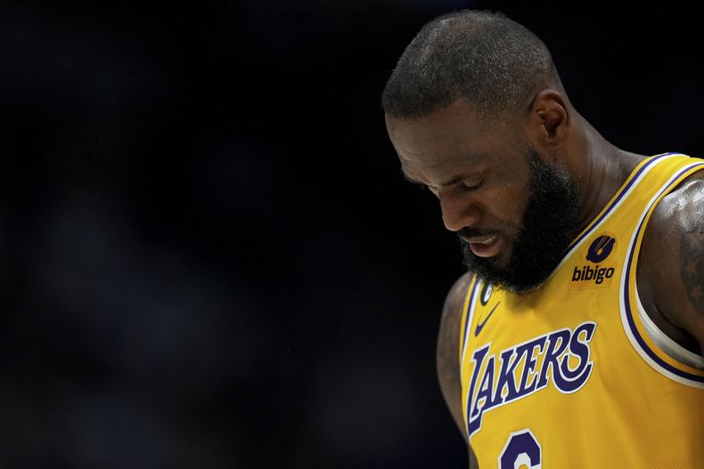 LeBron James (6), de los Lakers de Los Ángeles, mira hacia abajo durante la segunda mitad del Juego 2 de las Finales de la Conferencia Oeste del baloncesto de la NBA en contra de los Nuggets de Denver, el jueves 18 de mayo de 2023, en Denver. (AP Foto/Jack Dempsey)