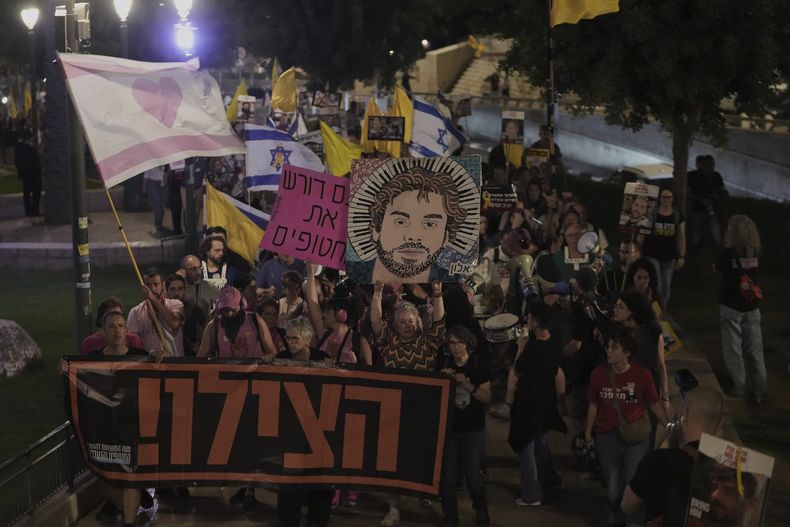 Con un cartel en hebreo que pide ayuda parientes y defensores de los rehenes israelíes retenidos en la Franja de Gaza protestan para reclamar su liberación del cautiverio en manos de Hamás y el final de la guerra, ante la zona antigua de Jerusalén, el sábado 20 de septiembre de 2025. (AP Foto/Mahmoud Illean)