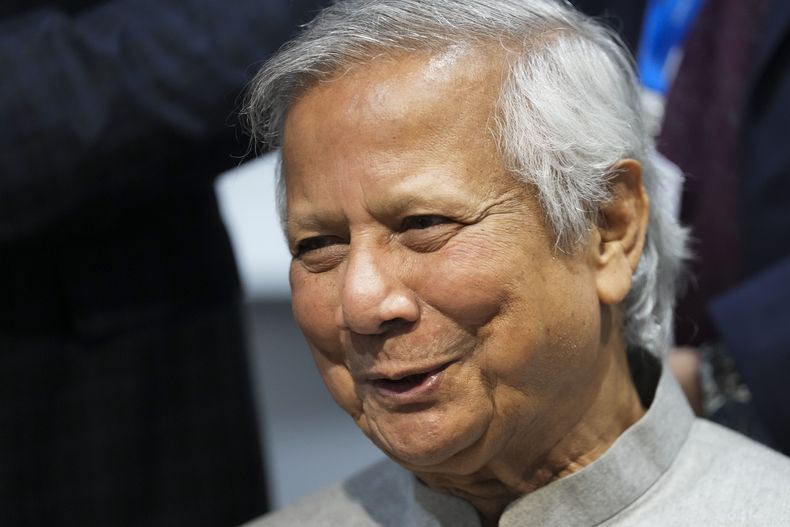 Muhammad Yunus, jefe del gobierno interino de Bangladesh, habla con los medios de comunicación en la cumbre climática de la ONU COP29, el miércoles 13 de noviembre de 2024, en Bakú, Azerbaiyán. (AP Foto/Sergei Grits)