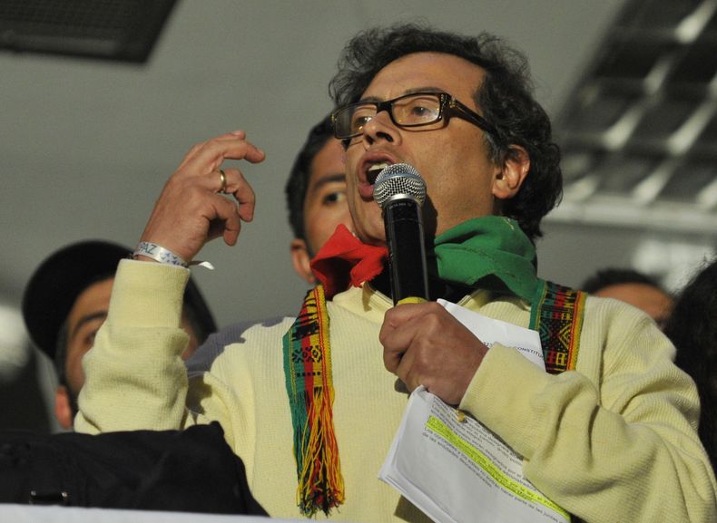 El alcalde de Bogot&aacute;, Gustavo Petro, da un mensaje a sus partidarios durante una manifestaci&oacute;n contra el procurador general Alejandro Ord&oacute;&ntilde;ez, el viernes 13 de diciembre de 2013. La Procuradur&iacute;a General dictamin&oacute;
