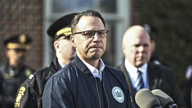 El gobernador de Pensilvania, Josh Shapiro, hace una pausa durante una conferencia de prensa en la residencia oficial del gobernador sobre el supuesto incendio provocado que les obligó a él, su familia y otros invitados a huir en plena noche de la Pascua judía, el domingo 13 de abril de 2025 en Harrisburg, Pensilvania. (AP Foto/Marc Levy)