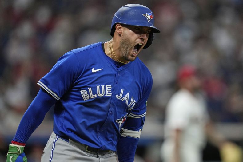 George Springer, de los Azulejos de Toronto, festeja tras conectar un jonrón ante los Guardianes de Cleveland, el martes 24 de junio de 2025 (AP Foto/Sue Ogrocki)