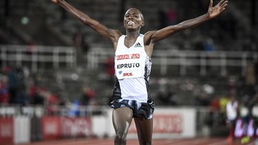 ARCHIVO - El keniano Rhonex Kipruto celebra su victoria en los 10.000 metros masculino en la justa de la Liga Diamante, en Estocolmo, el 30 de mayo de 2019. (Fredrik Sandberg/TT News Agency vía AP)