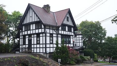 La casa de la fraternidad Chi Phi en la Universidad Cornell en Ithaca, Nueva York, el jueves 1 de octubre de 2026. (AP Foto/Matt Rourke)