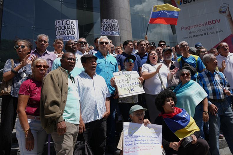 Manifestantes se reúnen frente a la sede de las Naciones Unidas en Caracas, Venezuela, para protestar contra la participación de la presidenta interina de Venezuela, Delcy Rodríguez, en la Asamblea General de la ONU, el martes 22 de septiembre de 2026. (AP Foto/Ariana Cubillos)