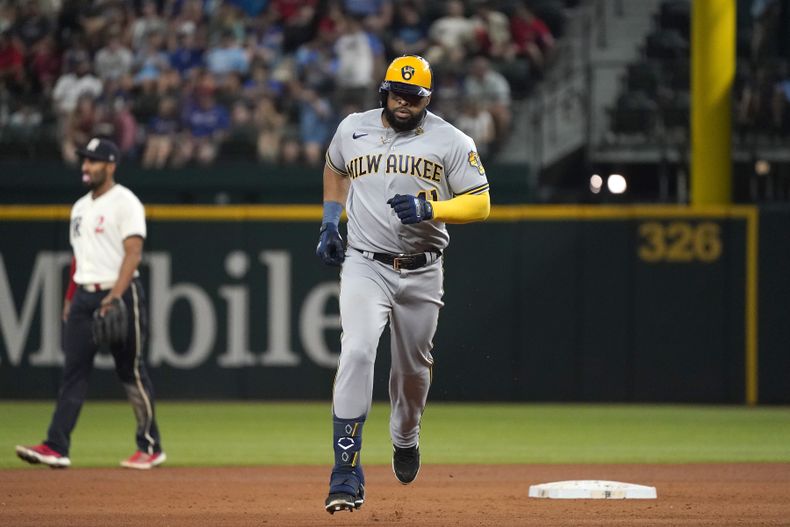 El dominicano Carlos Santana, de los Cerveceros de Milwaukee, recorre las bases luego de batear un jonrón de tres carreras ante los Rangers de Texas, el viernes 18 de agosto de 2023. (AP Foto/LM Otero)