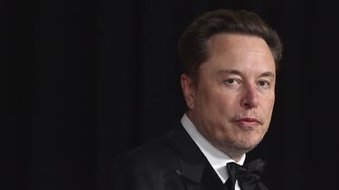 ARCHIVO - Elon Musk llega a la ceremonia de los 10mos. Premios Breakthrough el 13 de abril de 2024, en el Museo de la Academia Cinematográfica en Los Ángeles. (Foto de Jordan Strauss/Invision/AP, Archivo)